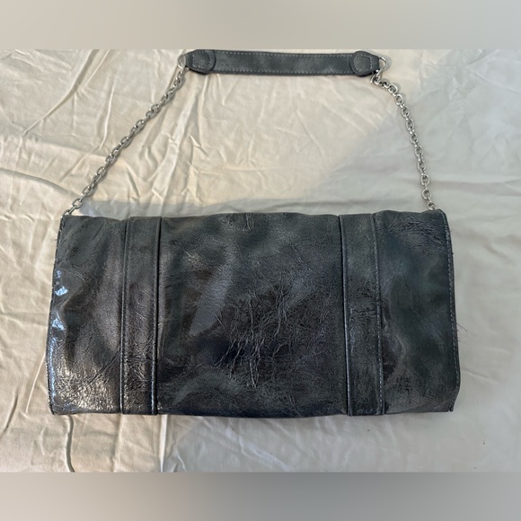 Daisy Fuentes gray/silver clutch handbag with strap - Picture 2 of 4